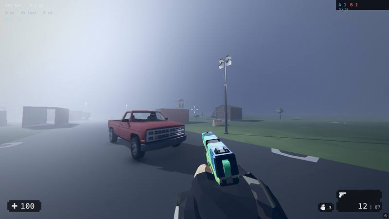 El jugador camina con la pistola por una carretera con niebla. Hay una camioneta en la carretera. Detrás, una torre de vigilancia y una caseta se pierden en la niebla.