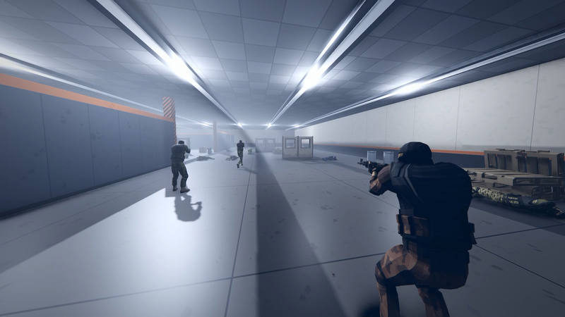 Un jugador está arrodillado con un rifle en una sala luminosa. Dos compañeros corren hacia los paneles.